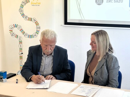 Župan Milan Bogatič podpisuje pismo o nameri.